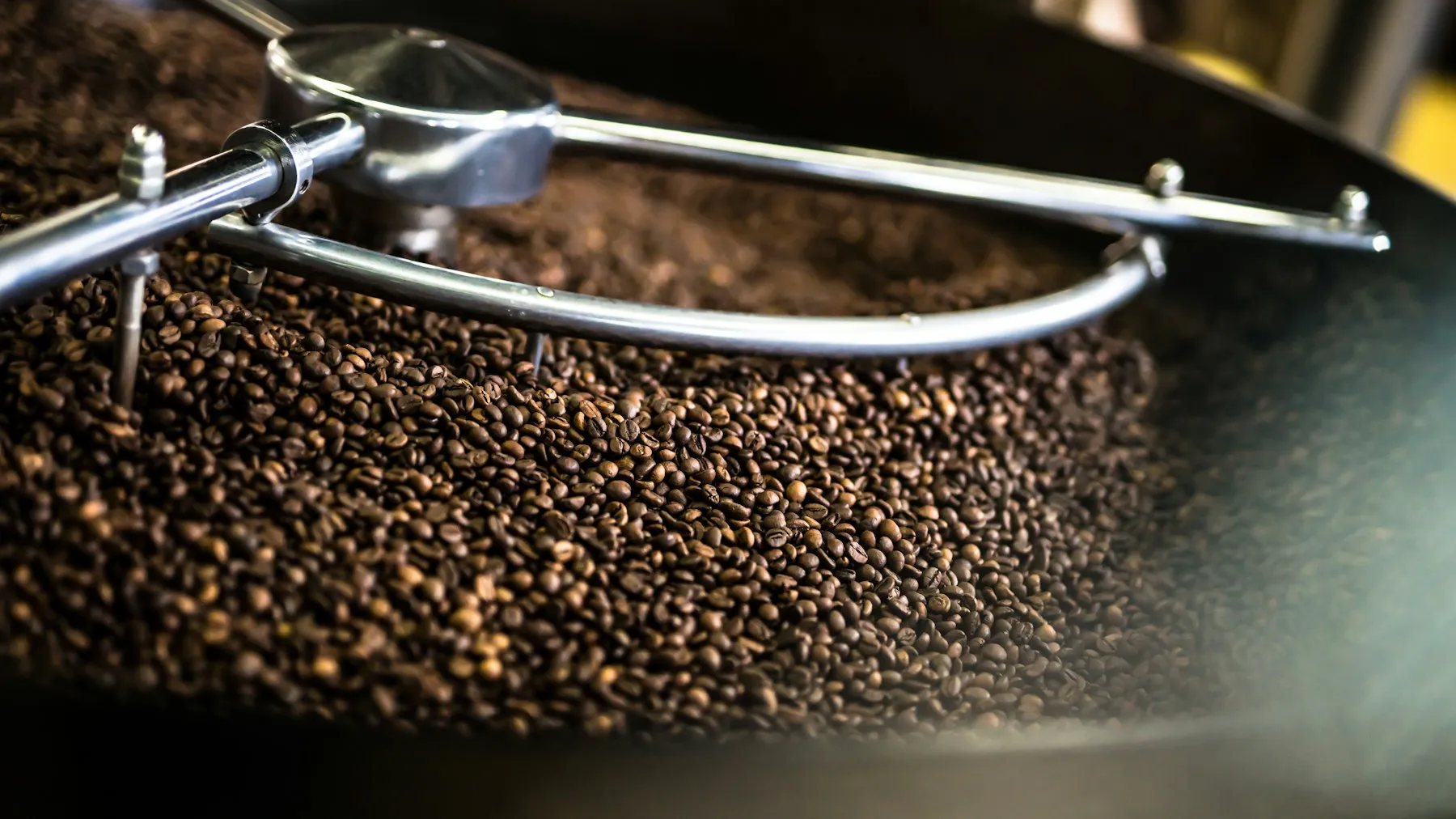 Kaffeerösterei mit Röstmaschine und Kaffeesäcken