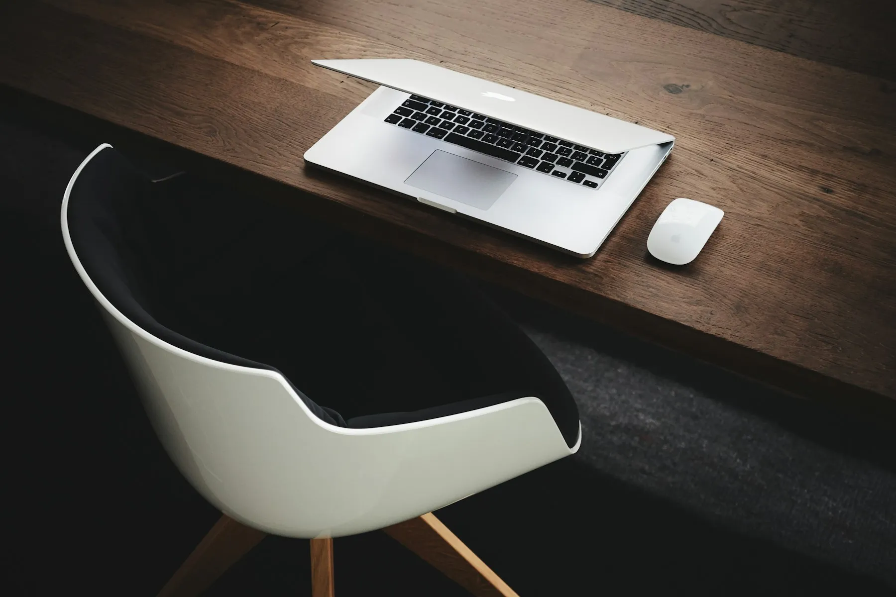 Laptop und Unterlagen auf einem Arbeitstisch