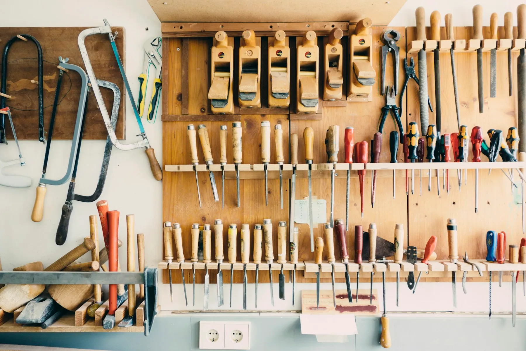 Werkzeuge und Arbeitsmaterial in einer Werkstatt